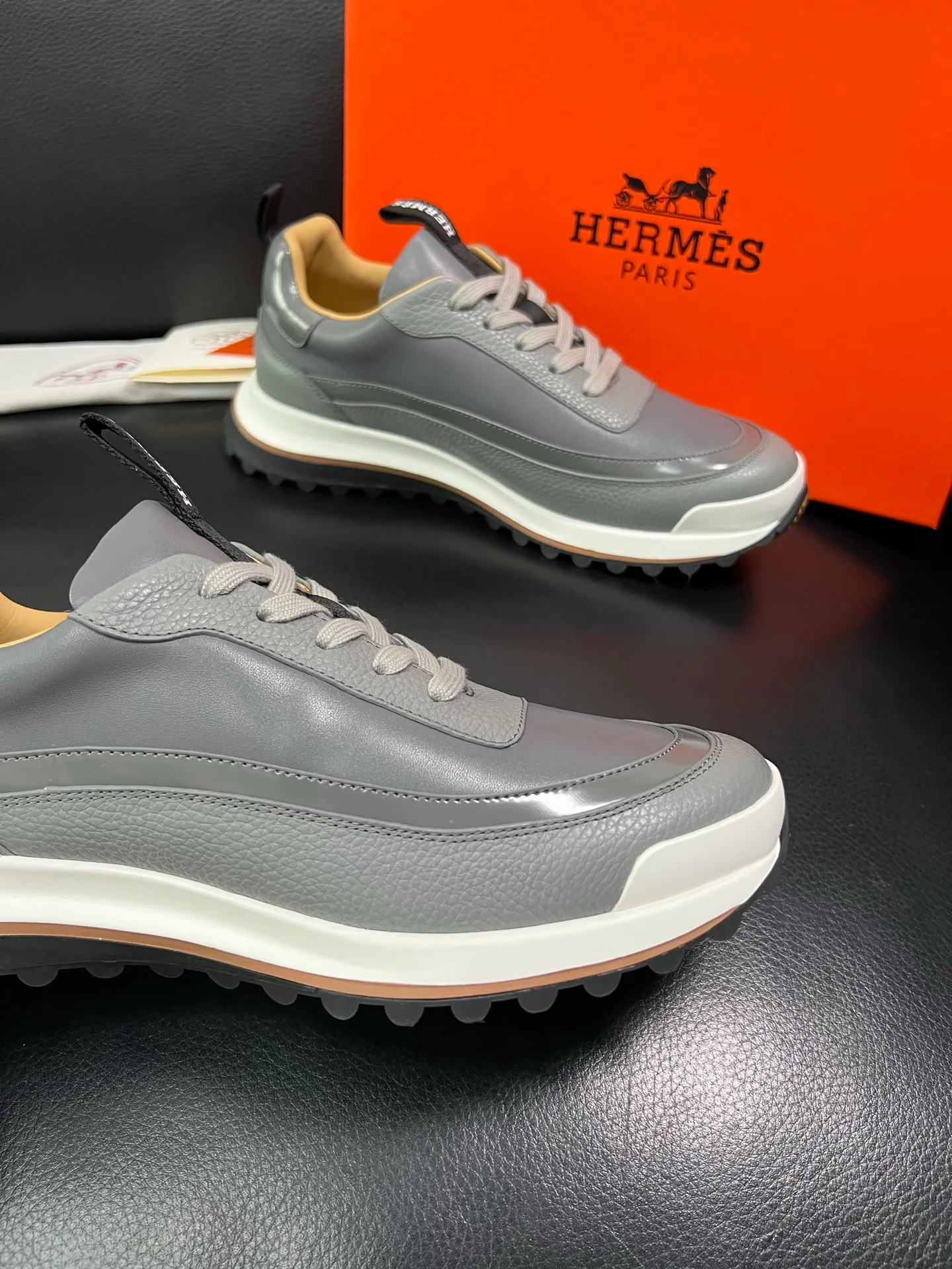 Men's shoes 💰800 Hermes top purchasing Hermes counters are on sale simultaneously with original factory configuration, original cowhide fabrics imported from Italy, high-quality splicing technology, fully imported water-dyed cowhide linings, soles: original soles specially provided by the factory are super comfortable, the original factory follows the order and high quality, you can enter and exit the counter at will, welcome to compare at the counter, code number 39-44 (customized 38 45) 85863